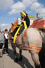 Maria Newrzella als "Münchner Kindl" führte 2010 den Trachten- und Schützenzug  an. (©Foto: Ingrid Grossmann)